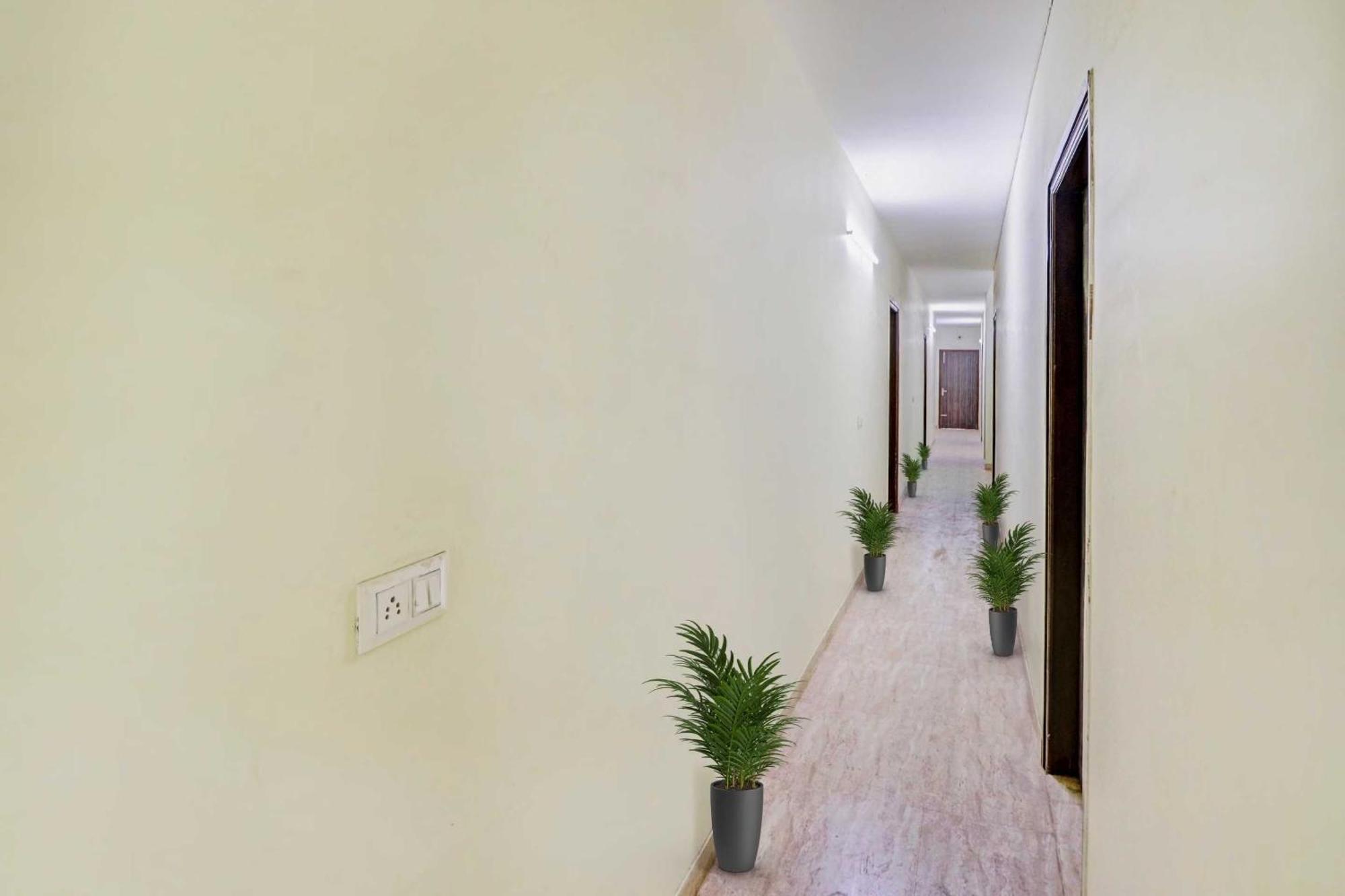 Hotel O Moonshine Near Mohan Estate Metro Station Nuova Delhi Esterno foto